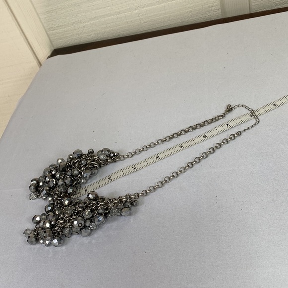 Sparkly collar style silvertone faceted dangling bead necklace - Picture 6 of 7